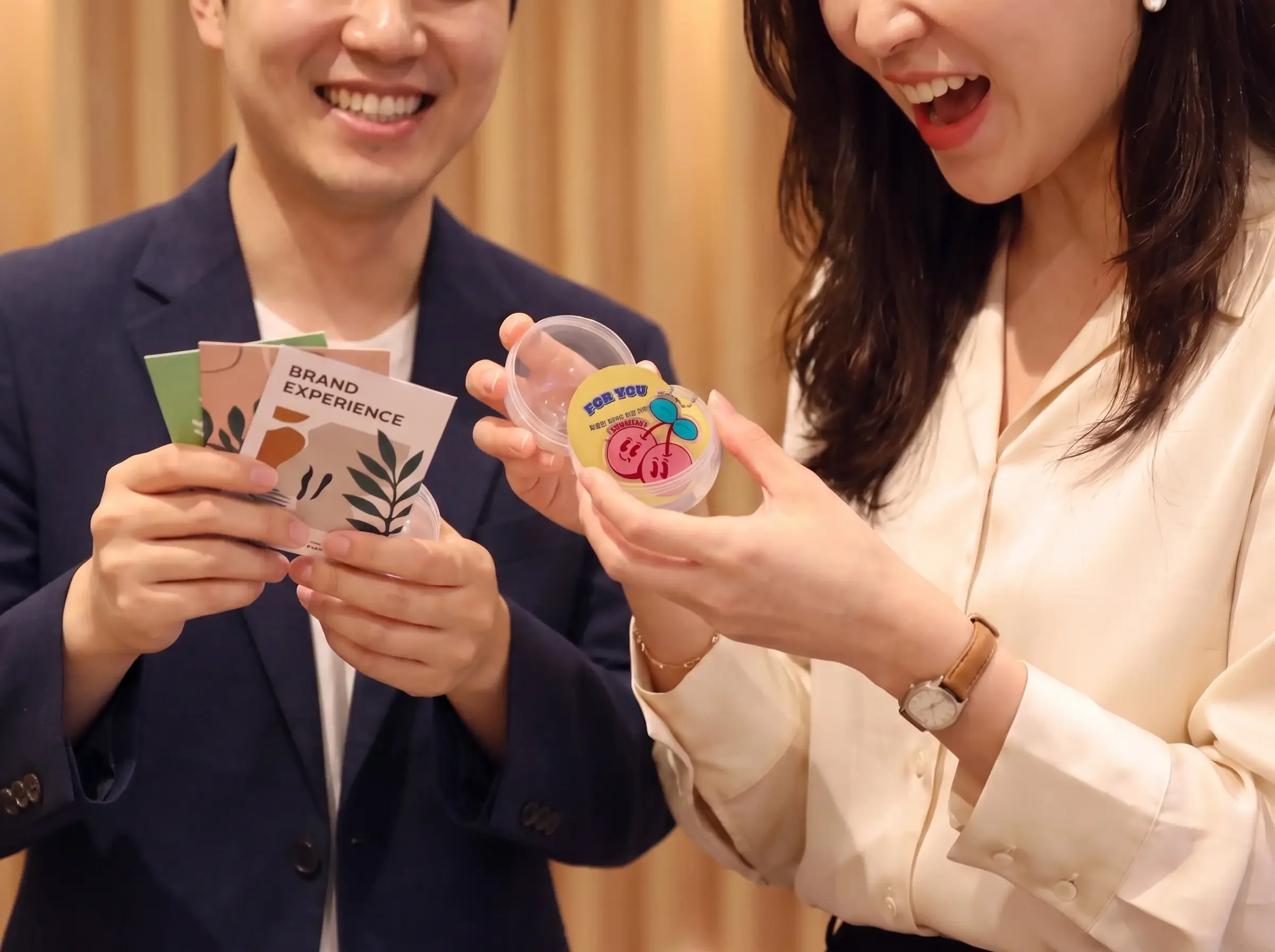 캡슐을 뽑고 기뻐하는 참여자